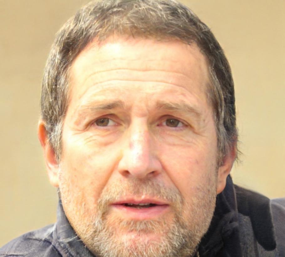 Portrait de Julien Moreau, consultant en optimisation financière